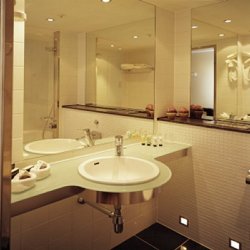 <?php echo $hotelname_visible; ?> bathroom